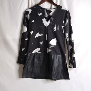 NWOT NATORI Abstract V neck Tunic with Faux Leather Trim, Size XS